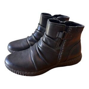 Clarks Collection Caroline Orchid Black Leather Ruched Ankle Boots Size: 10